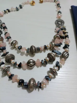 Collana multistrato pietre rosa e grigie