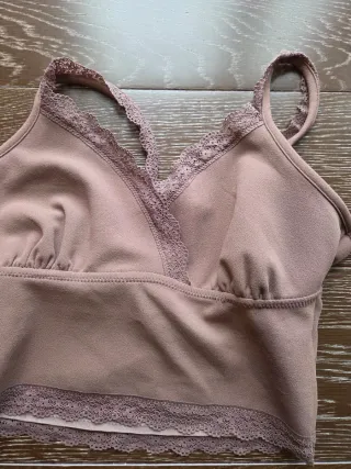 Top corto rosa con encaje