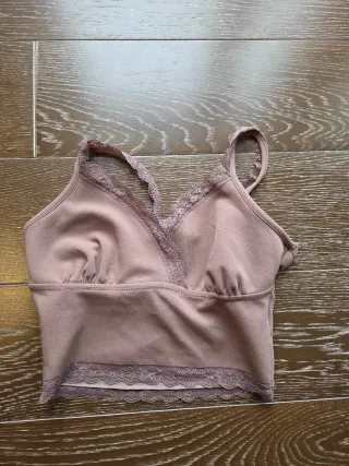 Top corto rosa con encaje