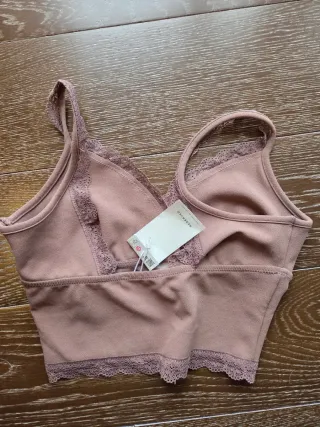 Top corto rosa con encaje