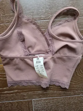 Top corto rosa con encaje