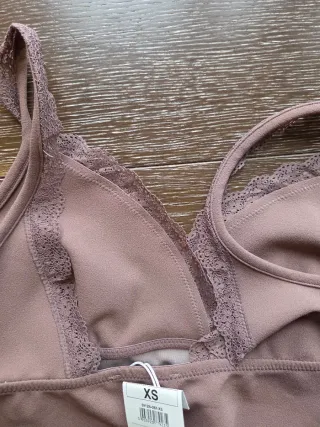 Top corto rosa con encaje