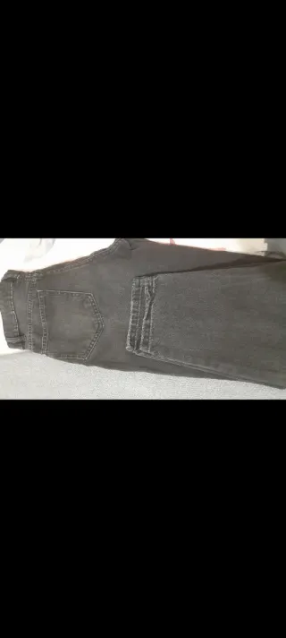 Pantalón vaquero negro mujer roto