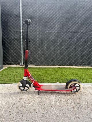 Patinete infantil rojo con poco uso