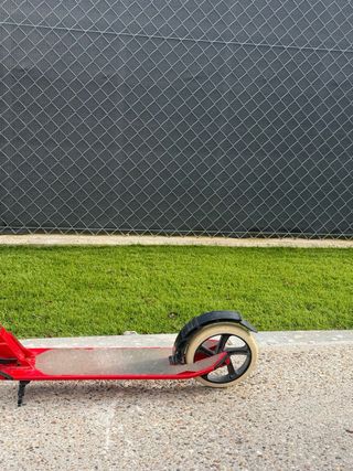 Patinete infantil rojo con poco uso