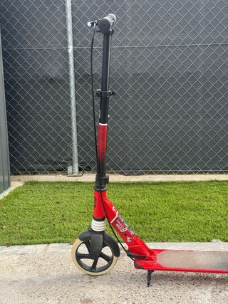 Patinete infantil rojo con poco uso