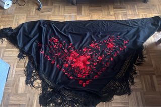 Mantón de Manila bordado rojo y negro