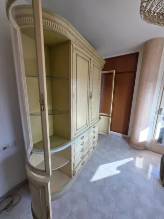 Armario buffet beige y verde con vitrinas.