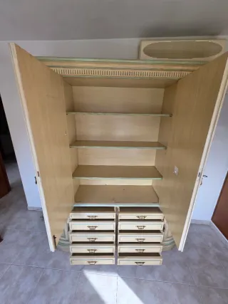 Armario buffet beige y verde con vitrinas.