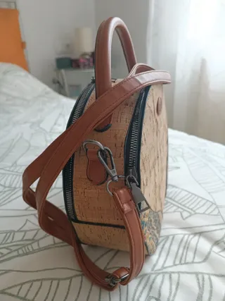 Bolso redondo corcho impermeable en tonos marrones