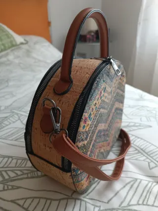 Bolso redondo corcho impermeable en tonos marrones