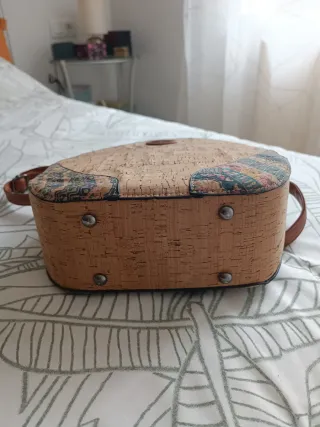 Bolso redondo corcho impermeable en tonos marrones