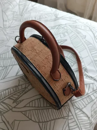 Bolso redondo corcho impermeable en tonos marrones