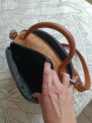 Bolso redondo corcho impermeable en tonos marrones