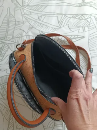 Bolso redondo corcho impermeable en tonos marrones