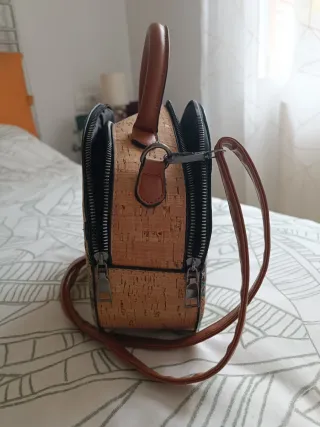Bolso redondo corcho impermeable en tonos marrones