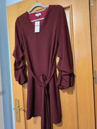 Vestido El Corte Inglés granate.