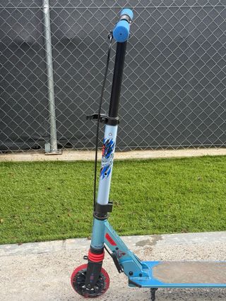 Patín infantil azul con ruedas rojas con poco uso