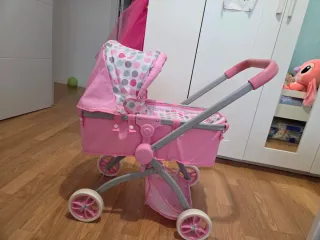 Carro de muñecas rosa.