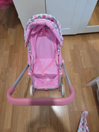 Carro de muñecas rosa.