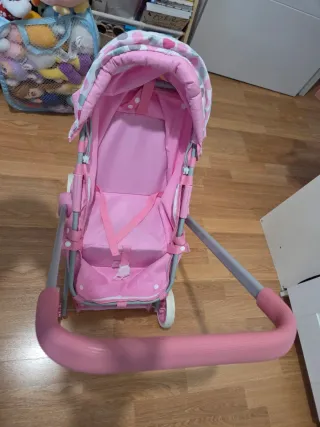 Carro de muñecas rosa.