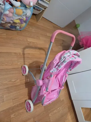 Carro de muñecas rosa.