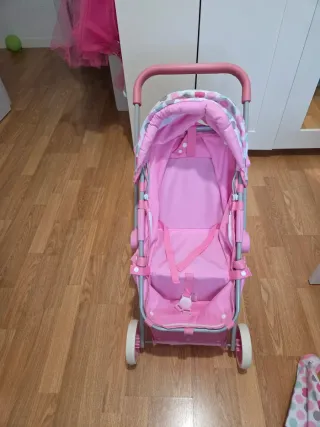 Carro de muñecas rosa.