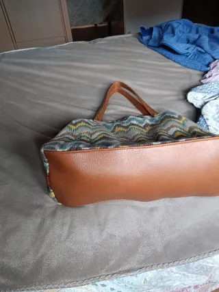 Bolso multicolor con ribetes de cuero