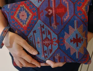 Pochette etnica blu e rossa