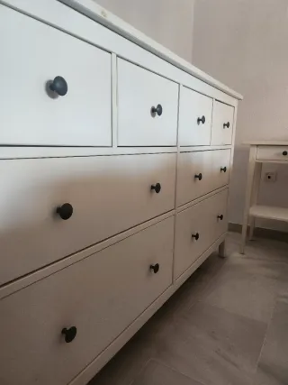 Cómoda blanca de madera