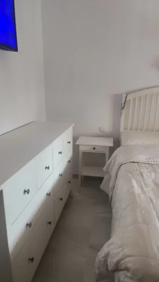 Cómoda blanca de madera