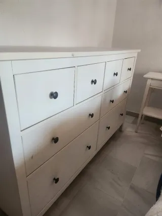 Cómoda blanca de madera