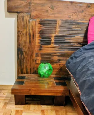 Cama matrimonio y dos mesitas Maison Coloniale