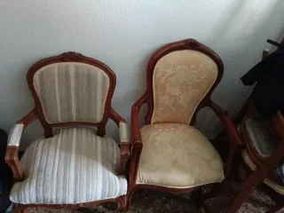Sillas clásicas de madera y tela