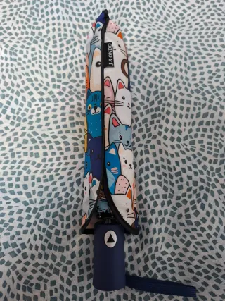 Paraguas divertido con estampado de gatos