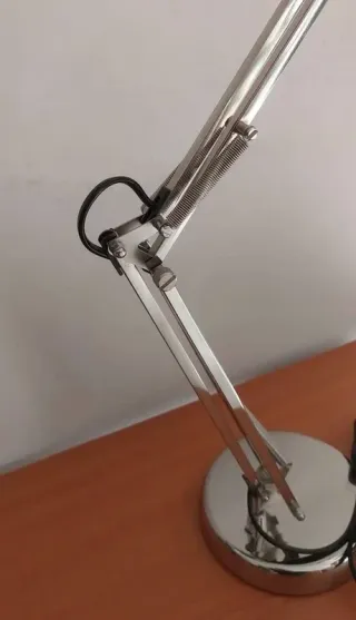 Lampada da scrivania snodabile in metallo