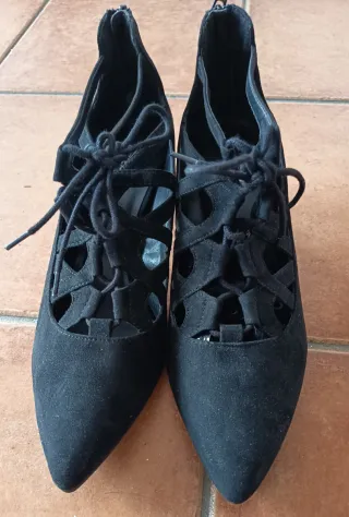 Zapatos de tacón negros con cordones