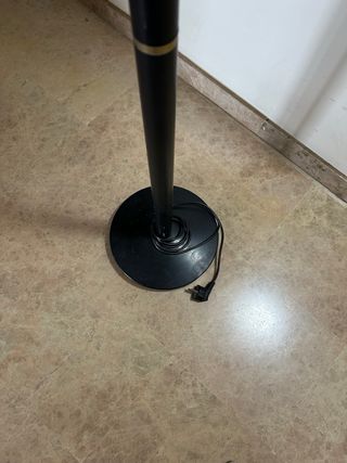 Lámpara de pie negra y dorada