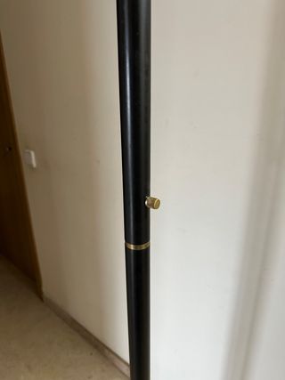 Lámpara de pie negra y dorada