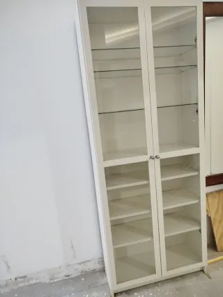 Mueble blanco con puertas de cristal