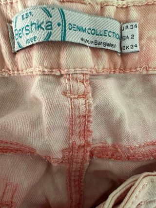 Pantalón Bershka rosa efecto desgaste