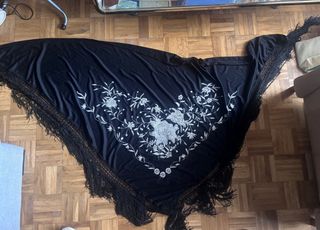 Mantón de Manila negro bordado plata