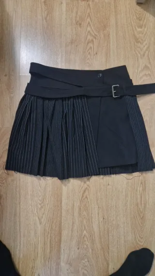 Falda plisada negra con cinturón