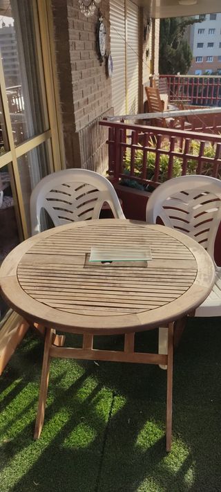 Mesa redonda de madera y sillas en regalo