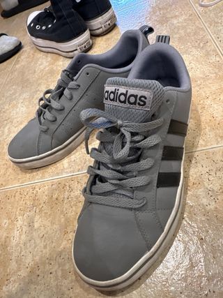 Zapatillas Adidas grises y negras