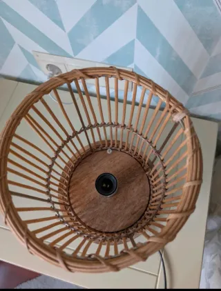 Lámpara de mesa de fibras naturales