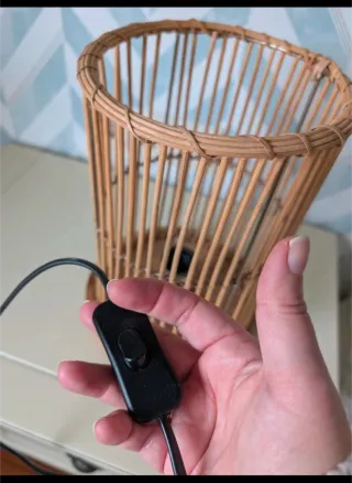 Lámpara de mesa de fibras naturales