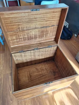 Baúl de madera antiguo con cerradura