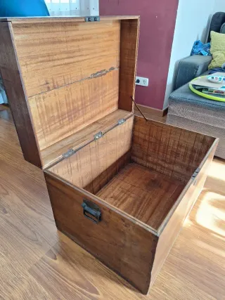 Baúl de madera antiguo con cerradura