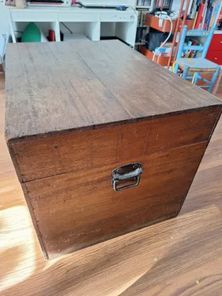 Baúl de madera antiguo con cerradura